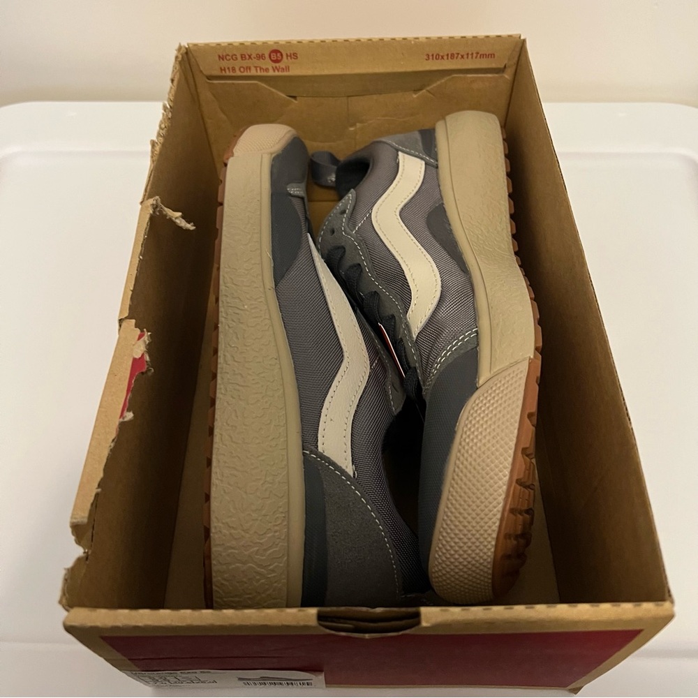NWT / NIB 8M/9.5W Vans Ultrarange Exo Se - Picture 11 of 12